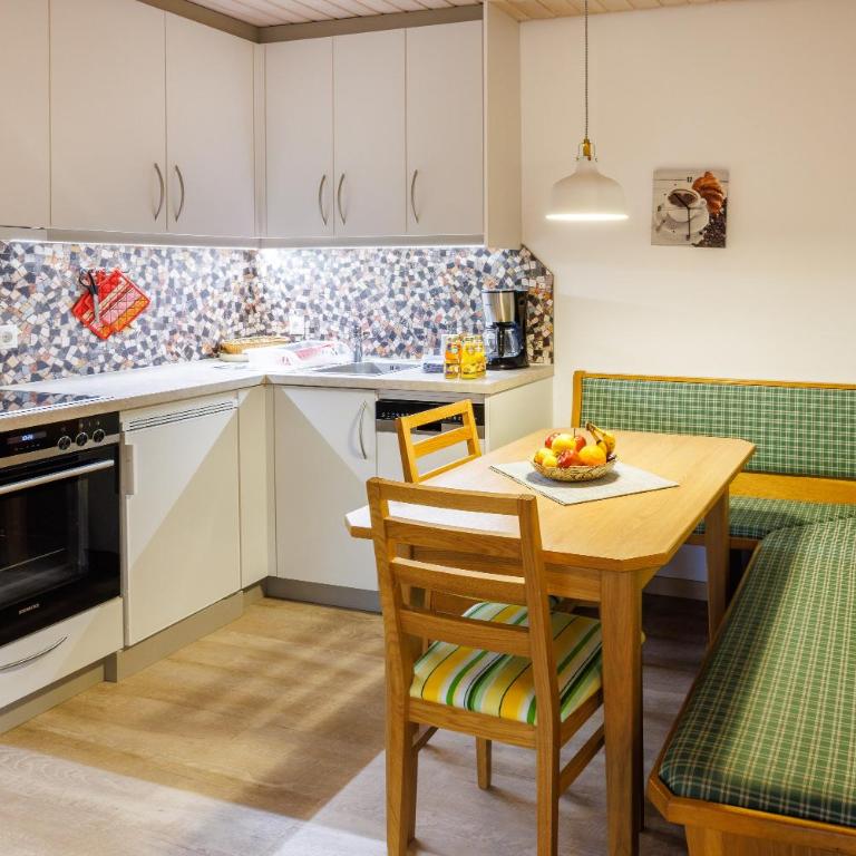 Ferienwohnungen Gastager inkl. Chiemgaukarte - Apartment mit 2 Schlafzimmern und Balkon - 4