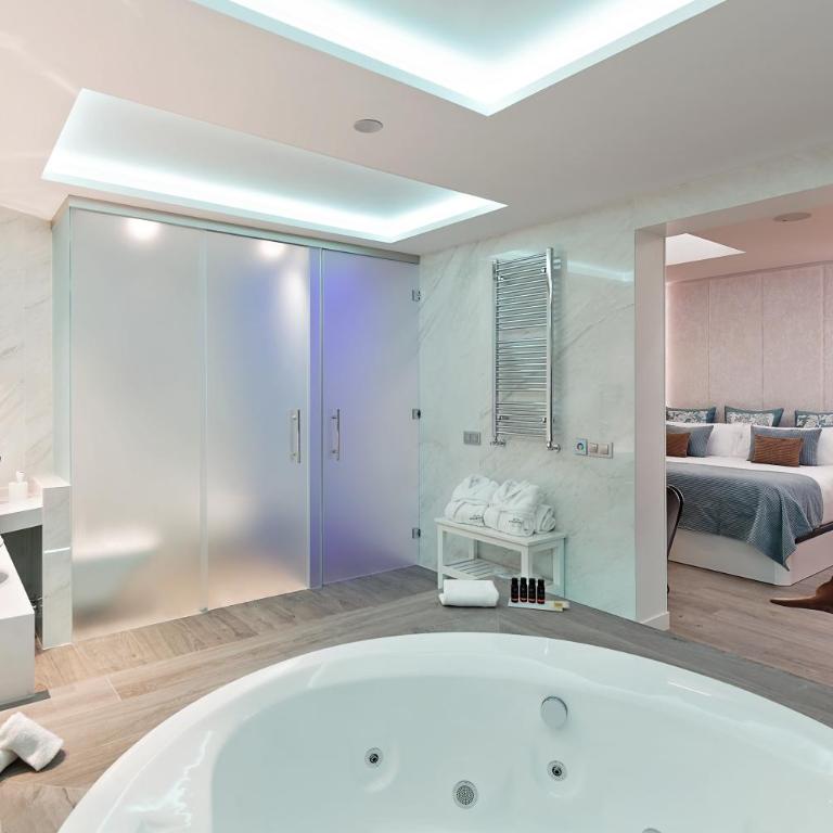 Grupotel Mayorazgo - Deluxe Double Room with Jacuzzi - 4
