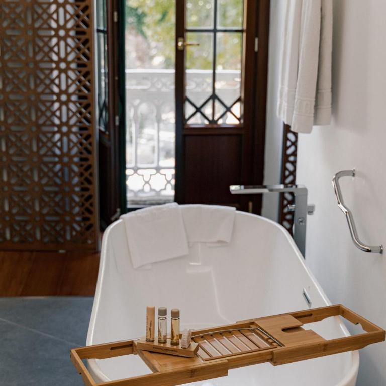 Alhambra Palace Hotel - Deluxe Twin Room with Walk-In Shower - Non-Smoking - 2