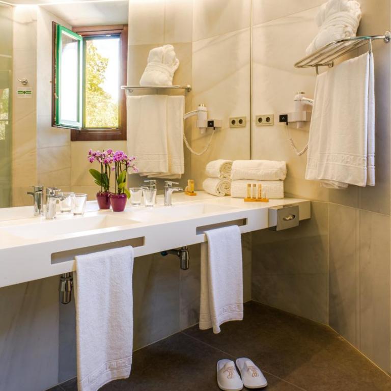 Alhambra Palace Hotel - Deluxe Twin Room with Walk-In Shower - Non-Smoking - 3