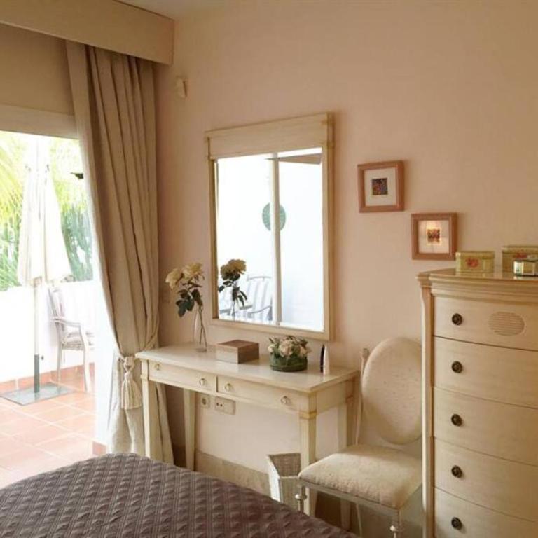 Beachside Luxury 2 bedroom apartment, Puerto Banus - Two-Bedroom Apartment - 15