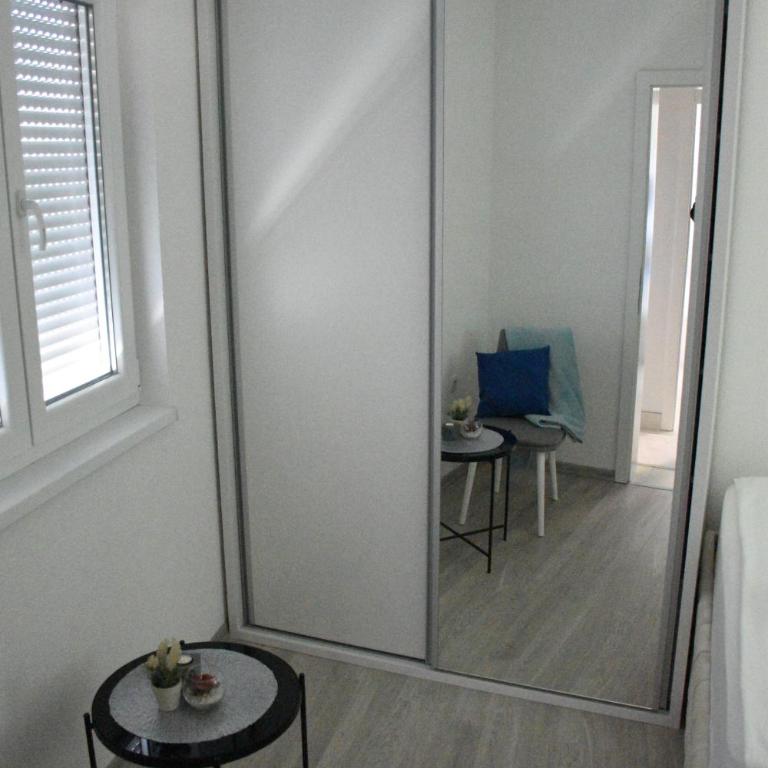 The White Apartment - One-Bedroom Apartment - 7