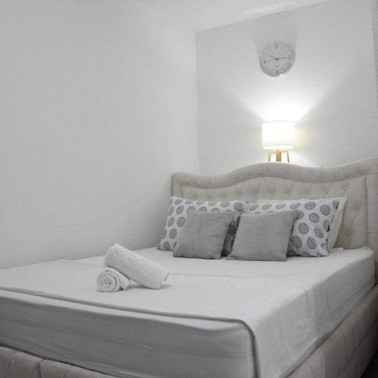 The White Apartment - One-Bedroom Apartment - 8