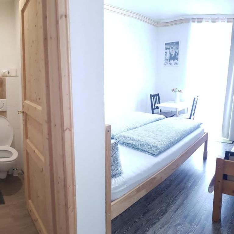 House LA Neuschwanstein Blick - Budget City Hotel - Doppelzimmer mit Terrasse und eigenem Badezimmer - 2