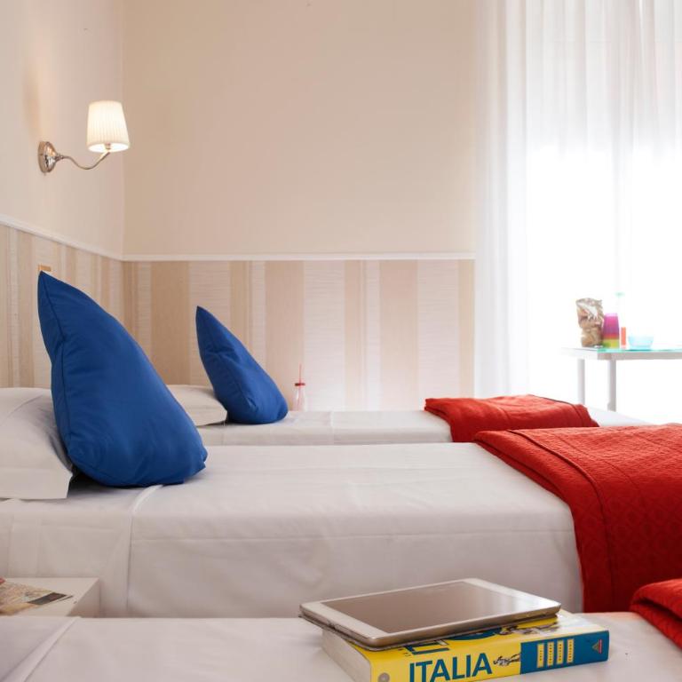 Budget Rooms Des Arts - Camera Tripla Basic con Bagno in Comune - 8