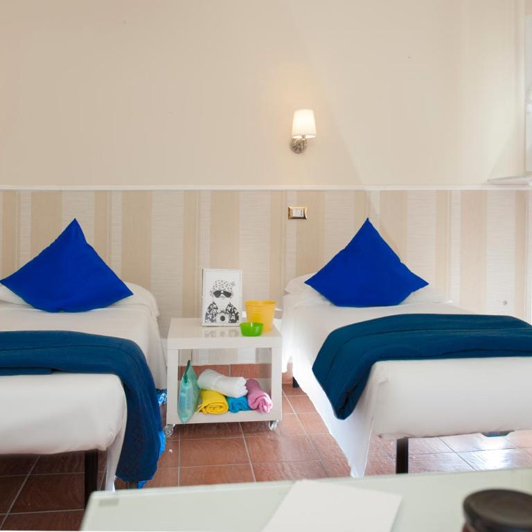 Budget Rooms Des Arts - Posto Letto in Dormitorio Femminile per 4 Persone - 6