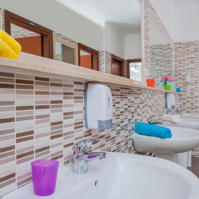 Budget Rooms Des Arts - Camera Singola con Bagno in Comune - 1