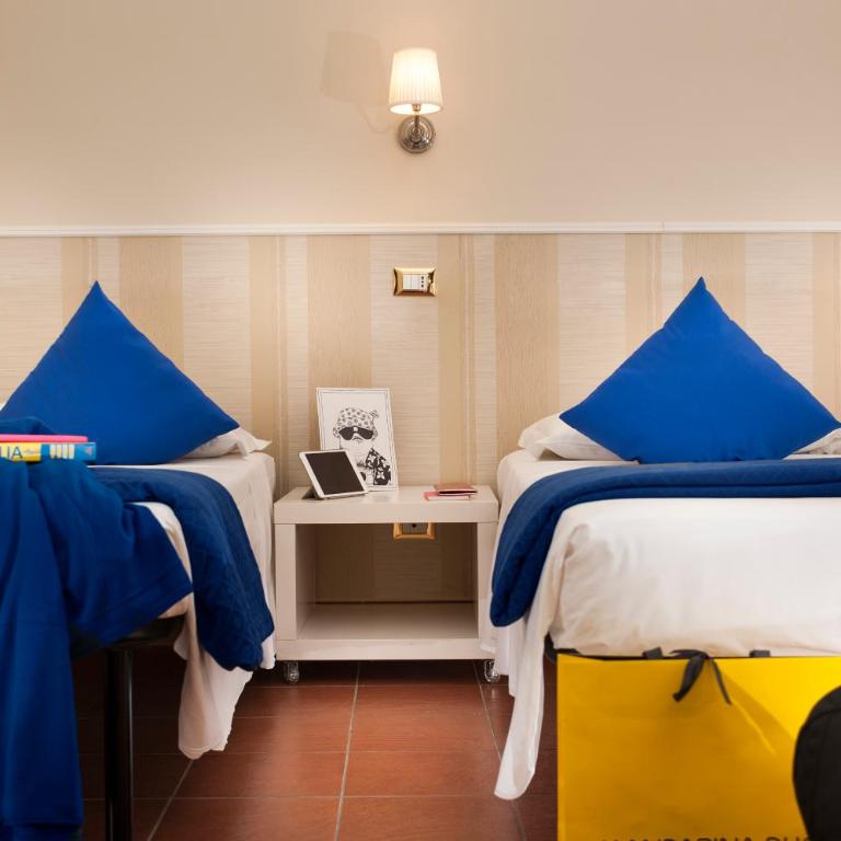 Budget Rooms Des Arts - Posto Letto in Dormitorio Femminile per 4 Persone - 7