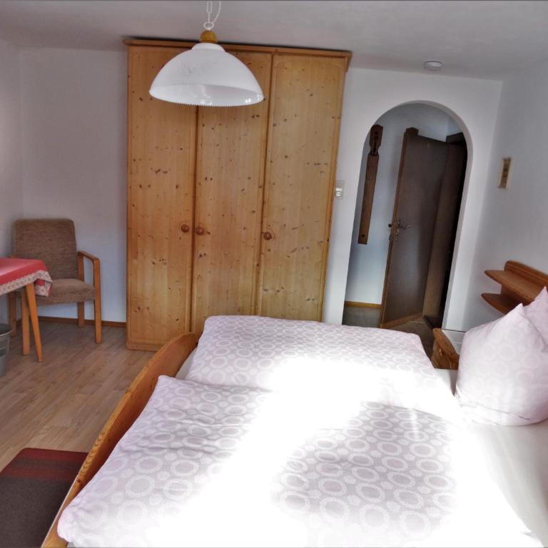 Haus Saurler - Chiemgau Karte - Basic Dreibettzimmer - 3