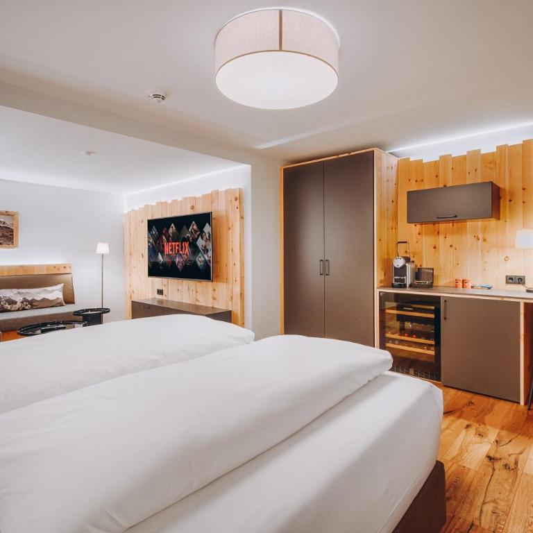Obermühle 4*S Boutique Resort - Zimmer mit Kingsize-Bett und Balkon - 1
