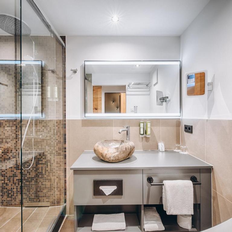 Obermühle 4*S Boutique Resort - Zimmer mit Kingsize-Bett und Balkon - 2