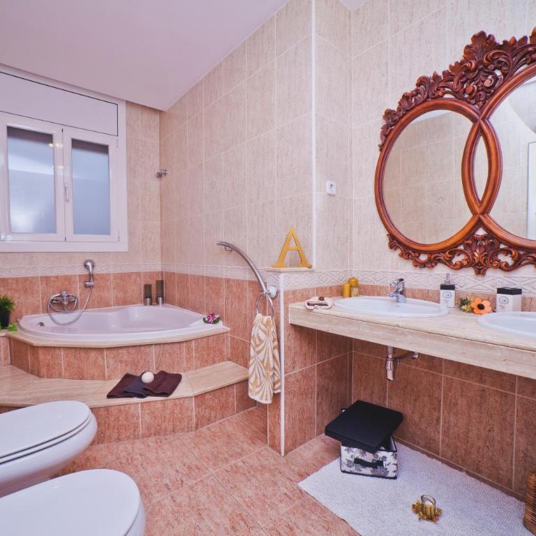 Villa Victoria Barcelona - Eight-Bedroom Villa - 18