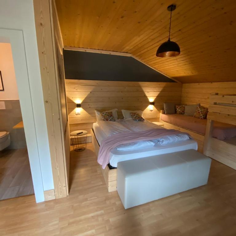 Hotel Almhof - Vierbettzimmer mit Balkon - 10