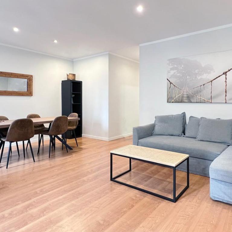 Stay U-nique Apartments Travessera - Three-Bedroom Apartment - 2