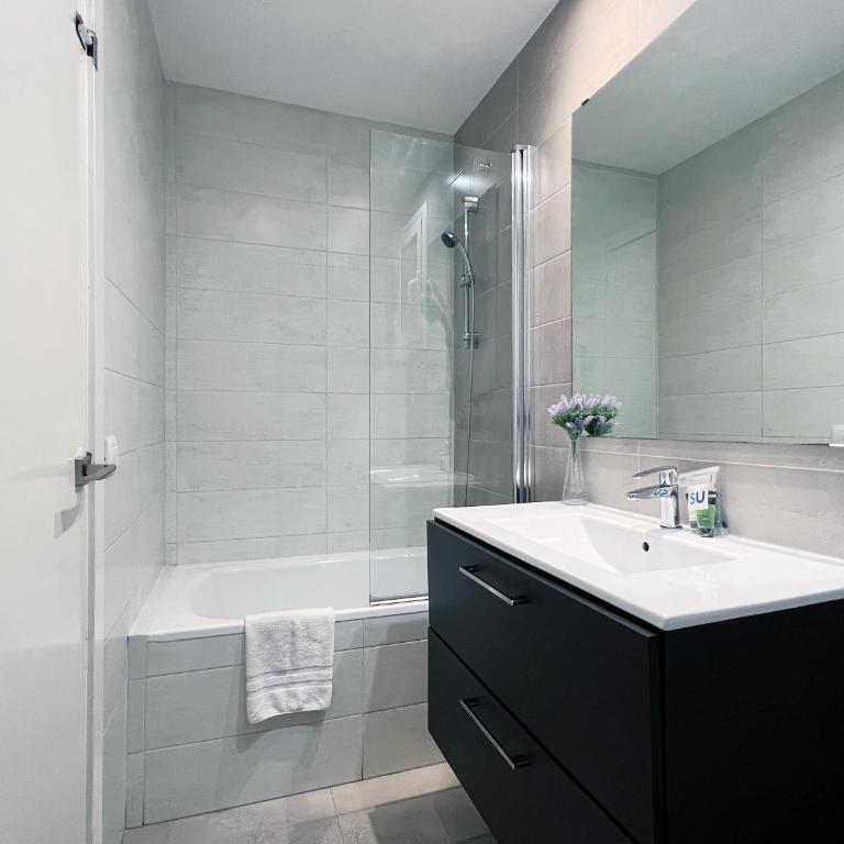 Stay U-nique Apartments Travessera - Three-Bedroom Apartment - 6