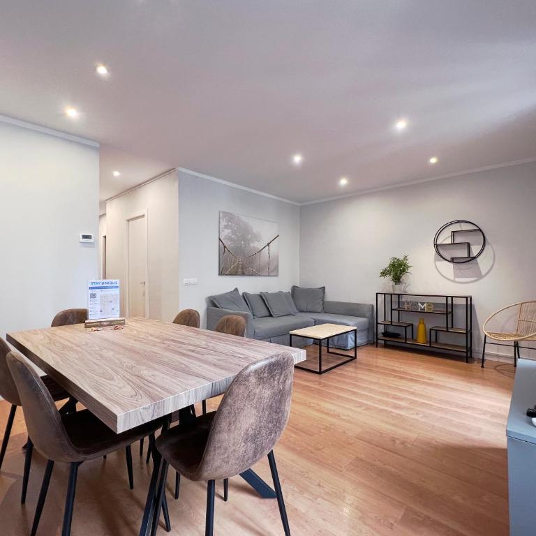 Stay U-nique Apartments Travessera - Three-Bedroom Apartment - 7