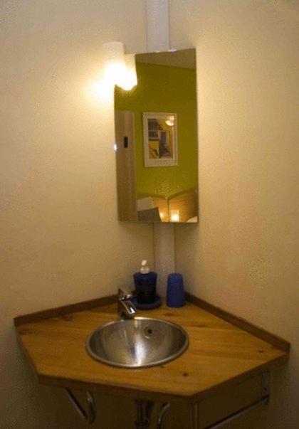 Petit Hotel - Twin Room with Private External Bathroom - 1