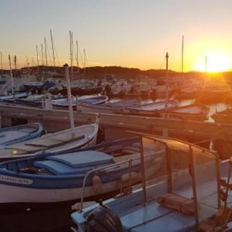 Bel appartement sur le port du Brusc avec sa place de parking privative. - Apartment mit 1 Schlafzimmer - 26
