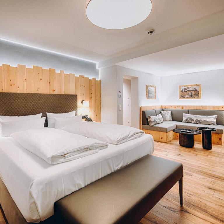 Obermühle 4*S Boutique Resort - Zimmer mit Kingsize-Bett und Balkon - 4