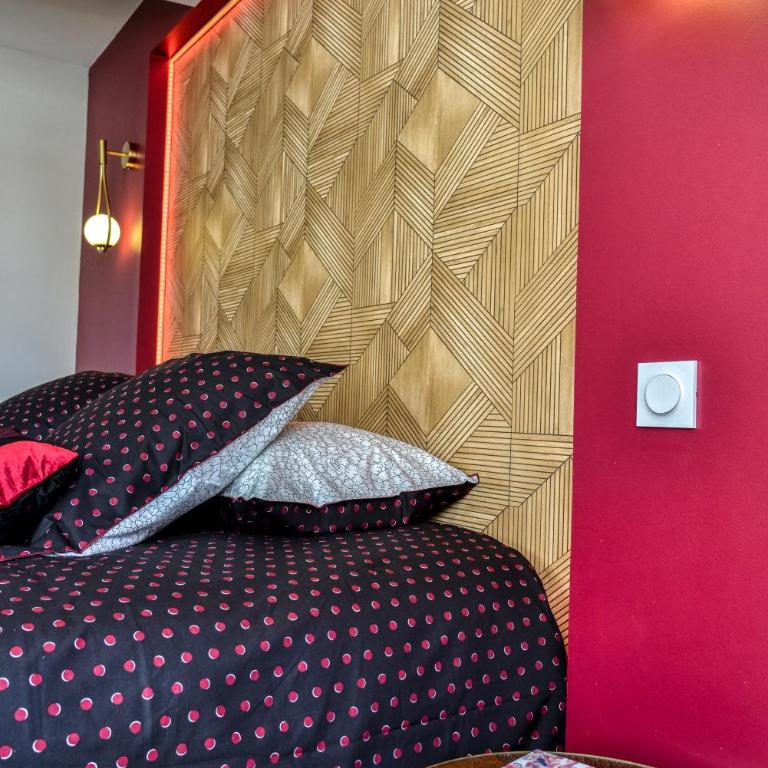 Les Gîtes de Laure - O Lit Divin, Instant de volupté, BALNEO SAUNA, Climatisation, 160m de la Cité Médiévale - Superior Apartment mit Sauna - 13