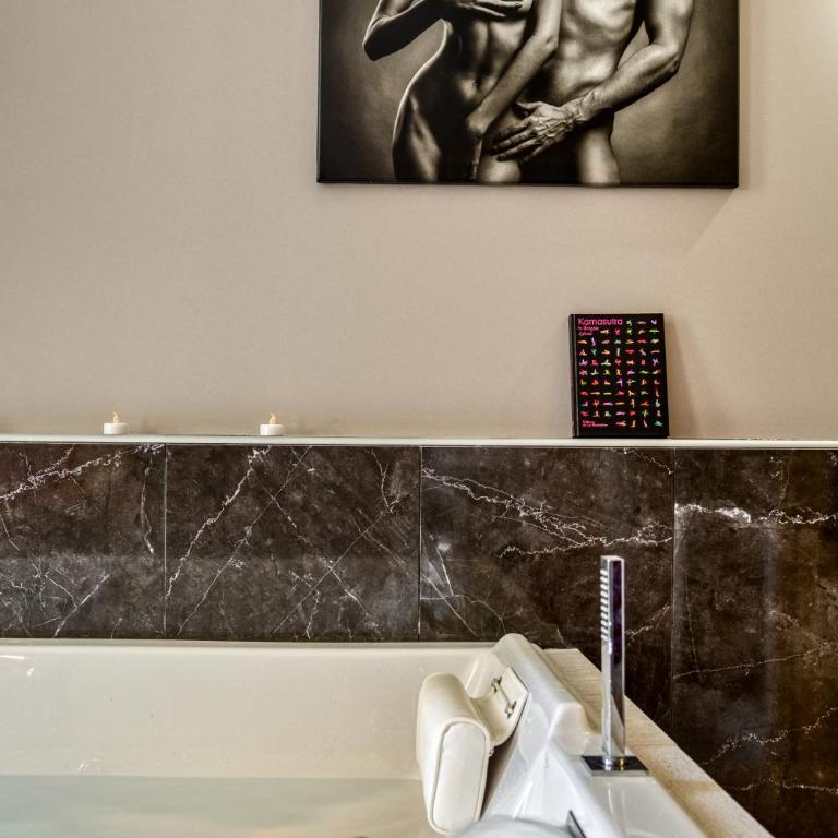 Les Gîtes de Laure - O Lit Divin, Instant de volupté, BALNEO SAUNA, Climatisation, 160m de la Cité Médiévale - Superior Apartment mit Sauna - 10