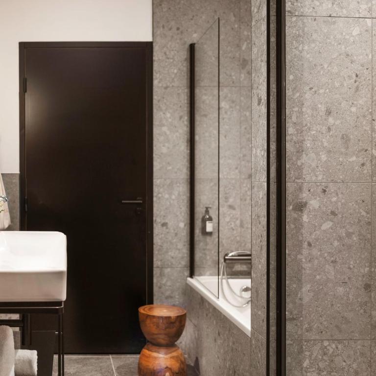 Maisons du Monde Hôtel & Suites - Marseille Vieux Port - Chambre Triple Deluxe - Vue sur Port - 4