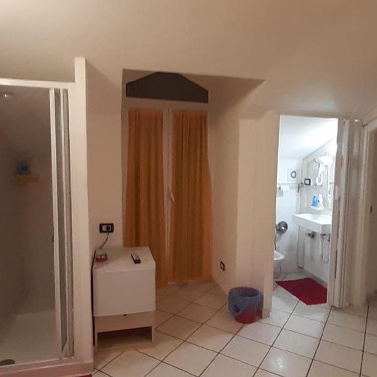 affittacamere marosa - Camera Matrimoniale con Bagno Privato - 2