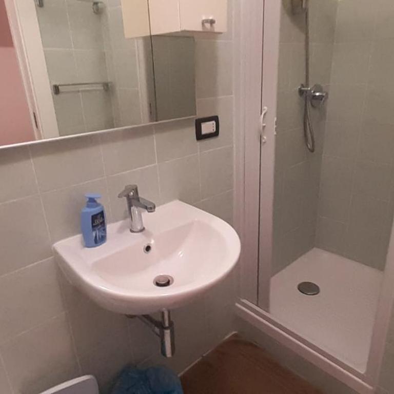 affittacamere marosa - Camera Matrimoniale con Bagno Privato - 4