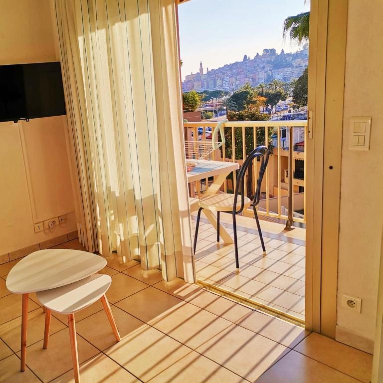 Studio Calme BORD DE MER Balcon avec Vue sur MENTON, Ascenseur, Climatisation, Ideal location quiet near sea, balcony with city view, elevator, AC - Studio - 3