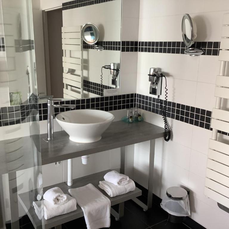 LOGIS HOTEL - La Petite Rade - Chambre Double Supérieure - Vue sur Mer - 2