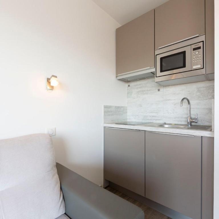 Studio with a panoramic view at the top floor of a residence with a pool - Appartement - 6