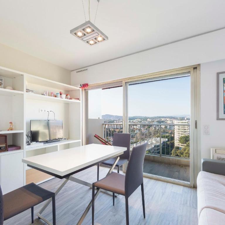 Studio with a panoramic view at the top floor of a residence with a pool - Appartement - 1
