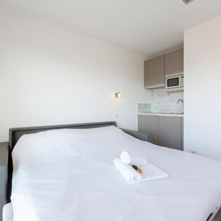 Studio with a panoramic view at the top floor of a residence with a pool - Appartement - 5