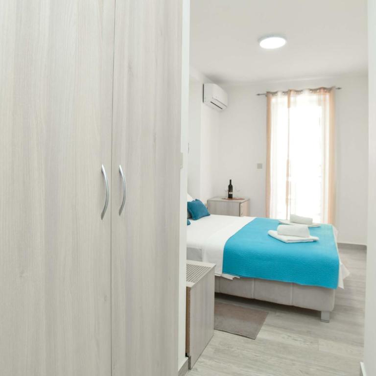 Villa Ines - Dvokrevetna Soba sa Bračnim Krevetom i Balkonom - 3
