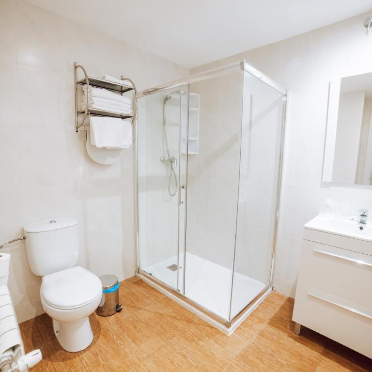 Hostal Pozo - Habitación Triple con baño - 6