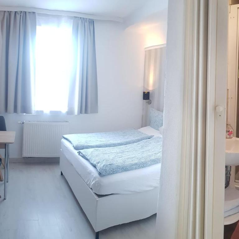 House LA Neuschwanstein Blick - Budget City Hotel - Standard Doppelzimmer mit eigenem Bad - 4