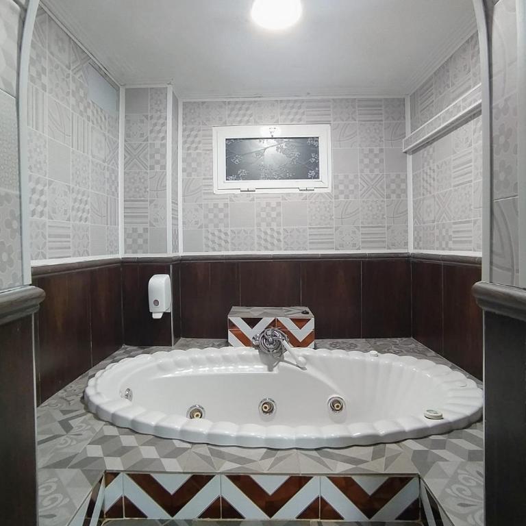 Hostal Avenida Andalucia - Solo Adultos - Habitación Doble Económica con bañera de hidromasaje - 9