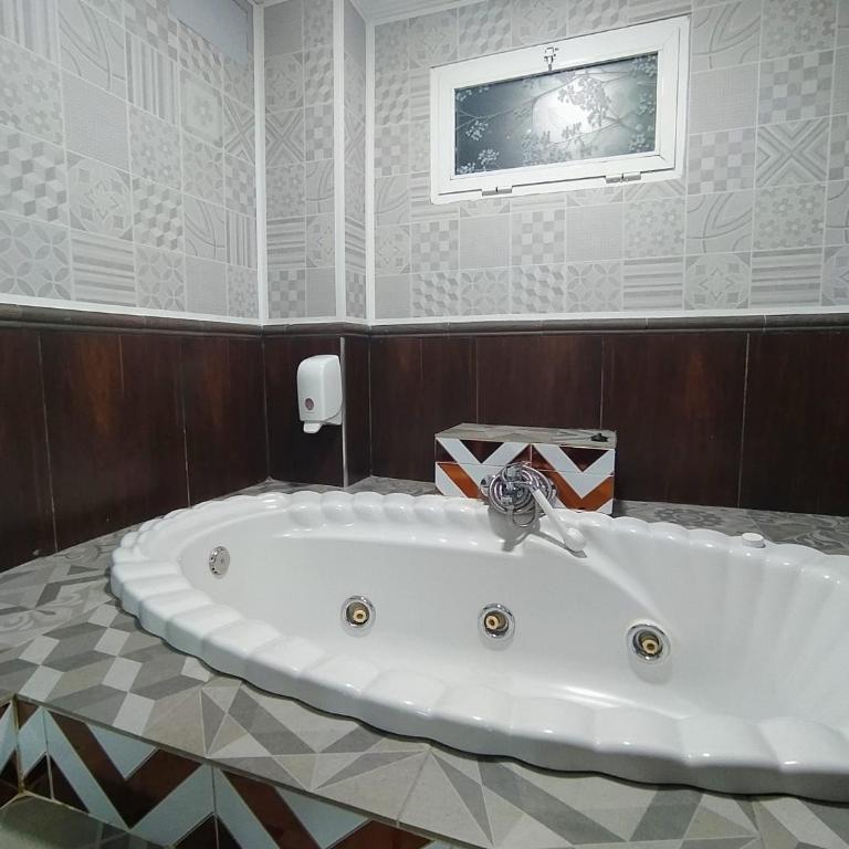 Hostal Avenida Andalucia - Solo Adultos - Habitación Doble Económica con bañera de hidromasaje - 8