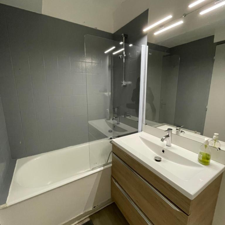 Studio entre le phare de Biarritz et la plage d'Anglet - Appartement - 13