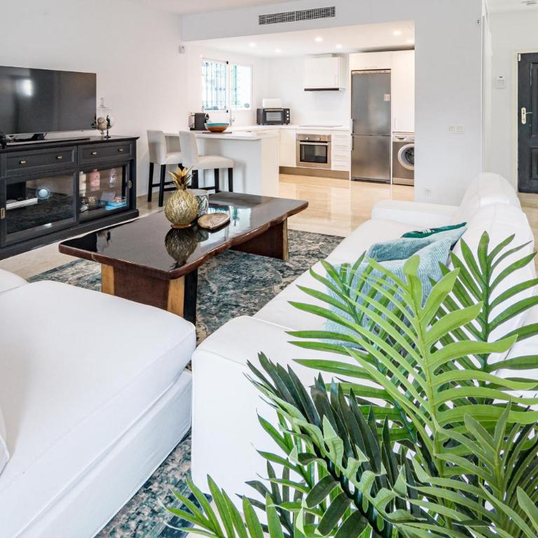 Charming and Modern 3-Bedroom Duplex in Aloha Pueblo with Mountain Views - Casa Unifamiliar de 3 dormitorios - 2