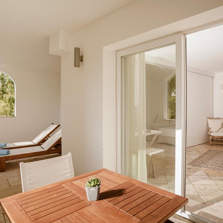 Falkensteiner Resort Capo Boi - Suite Familiare con Terrazza e Vista Giardino - 3