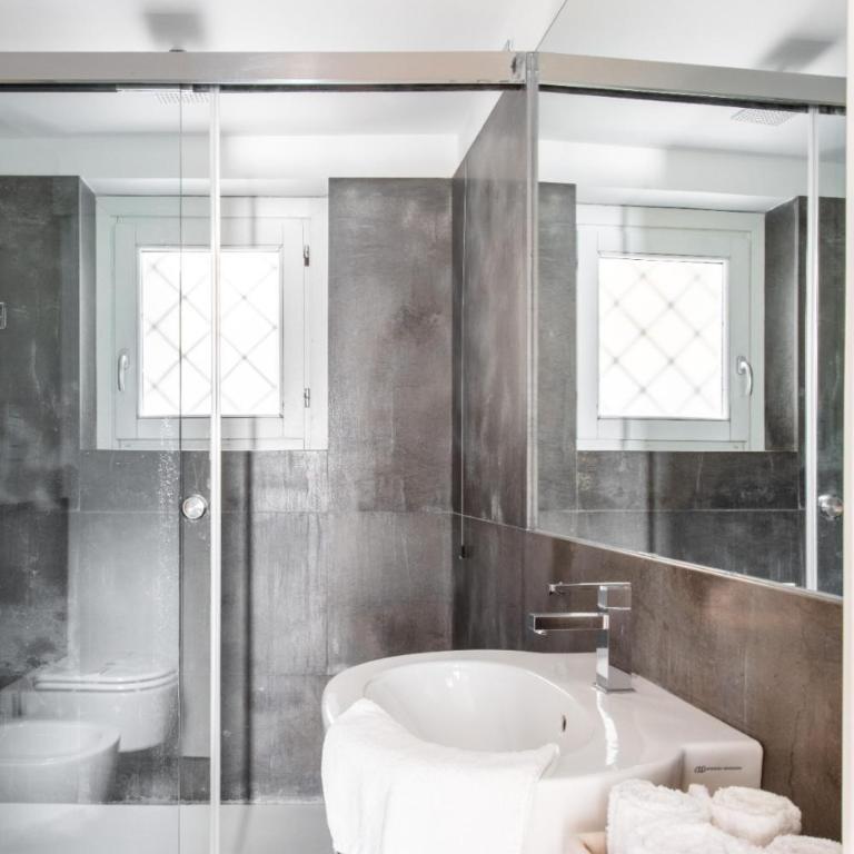 Moncada Suites & Apartments - Camera Familiare Deluxe - 9