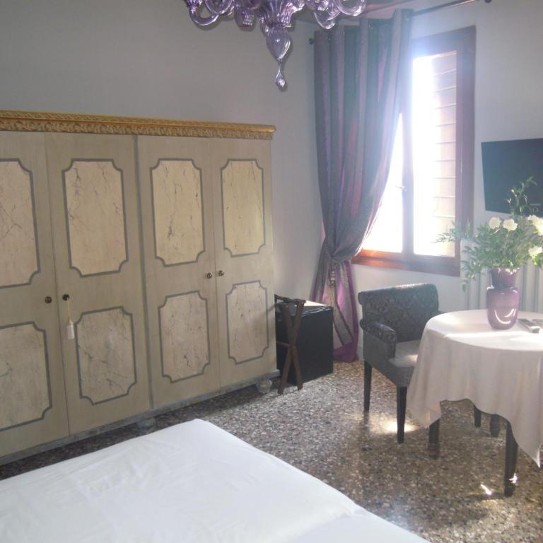 La Residenza 818 - Camera Matrimoniale con Vista Canale e Bagno Privato Interno - 4