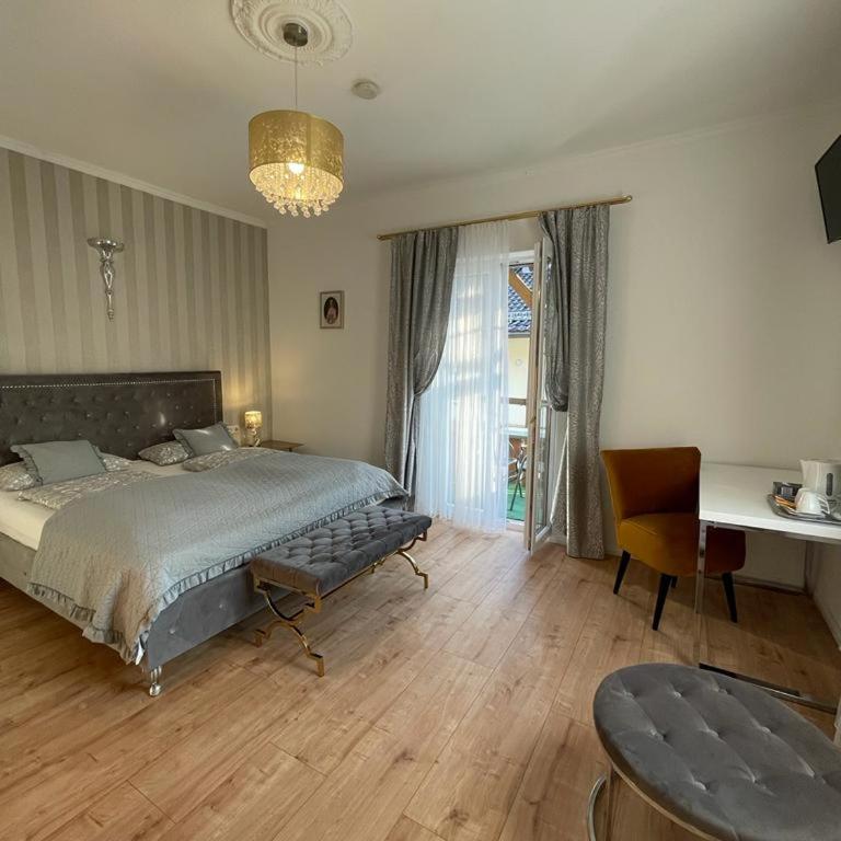 Boutique Haus Sissi - Zimmer mit Kingsize-Bett und Balkon - 7
