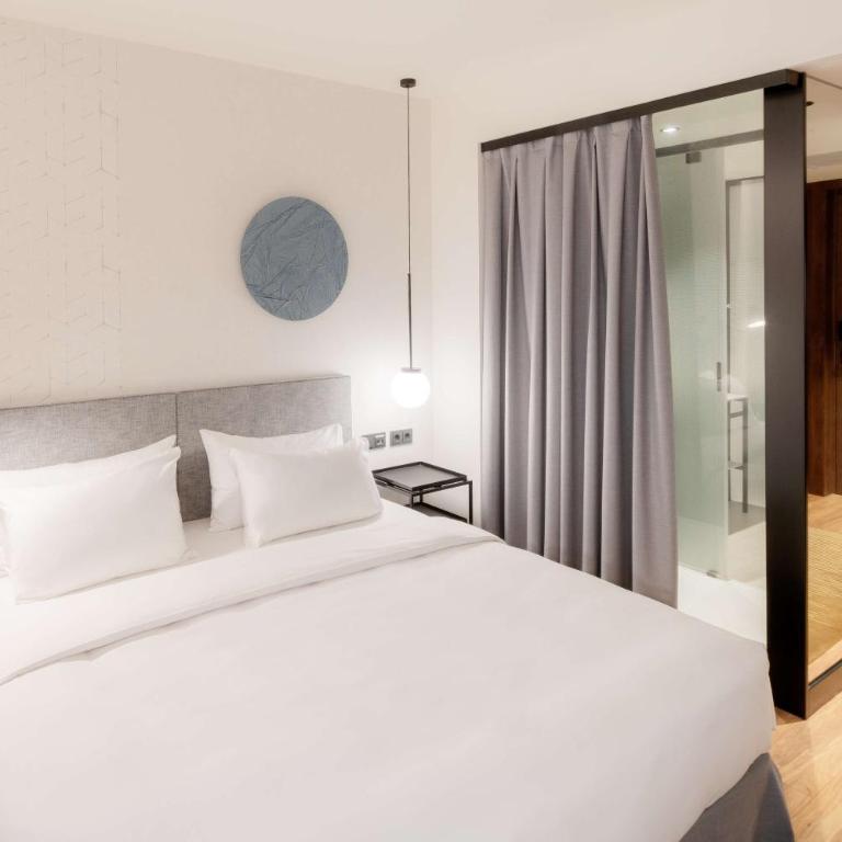 Radisson Blu 1882 Hotel, Barcelona Sagrada Familia - Standard Room - Interior Facing - 1