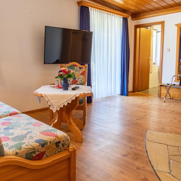 Aktivhotel & Gasthof Schmelz Ihr familienfreundliches Urlaubs Hotel mit Wellness, Almsauna, Chiemgau Karte - Standard Suite mit Doppelbett - 2