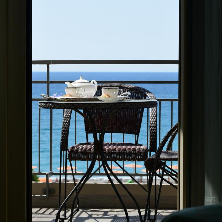 Sole Mare - Camera Matrimoniale (1 Adulto) con Balcone e Vista Mare Parziale - 10