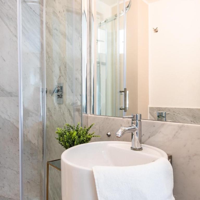 Moncada Suites & Apartments - Camera Familiare Deluxe - 10