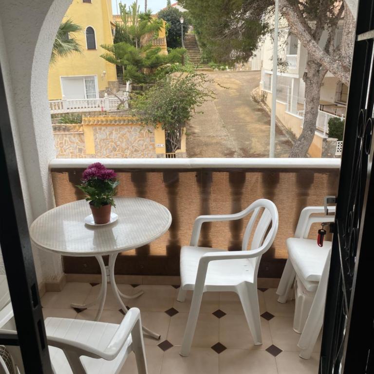 Orihuela Costa 2-bedroom 1-bath renovated vacation rental on La Zenia Beach - Apartamento de 2 dormitorios - 12