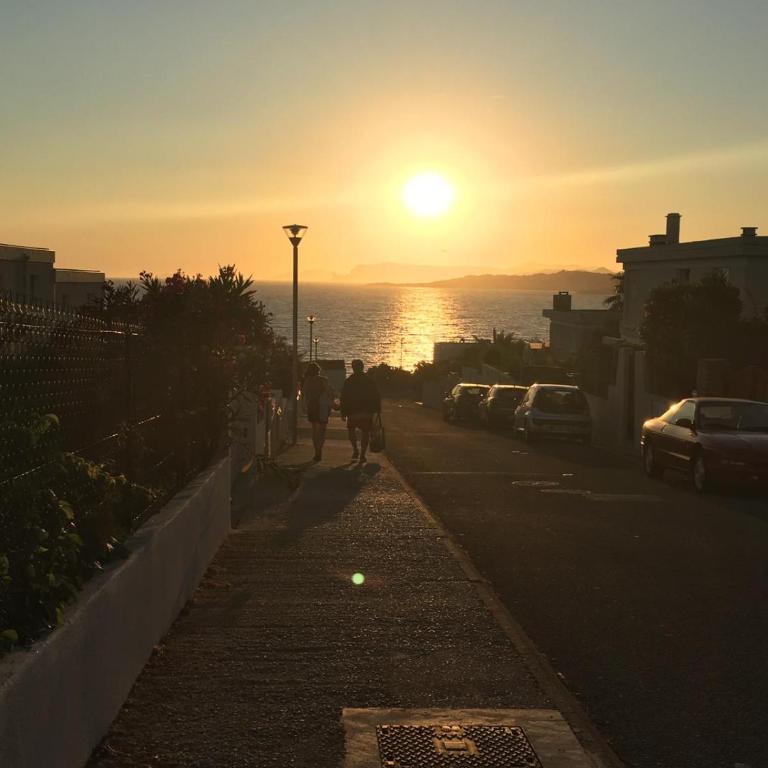 T2 de 33 m2 plus terrasse de 20m2 vue sur mer climatisé à 10 secondes chrono à pied de la plage , mer et sentier du littoral Résidence marina cap négre Six-Fours-les-Plages - Apartment mit 1 Schlafzimmer - 3